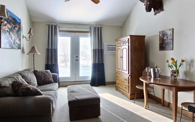 The Vineyard Inn on Suttons Bay