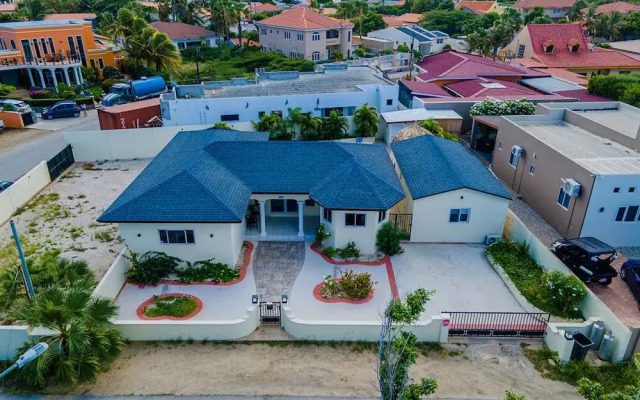 Newly Renovated 4BR 4BA Private Pool Eagle Beach