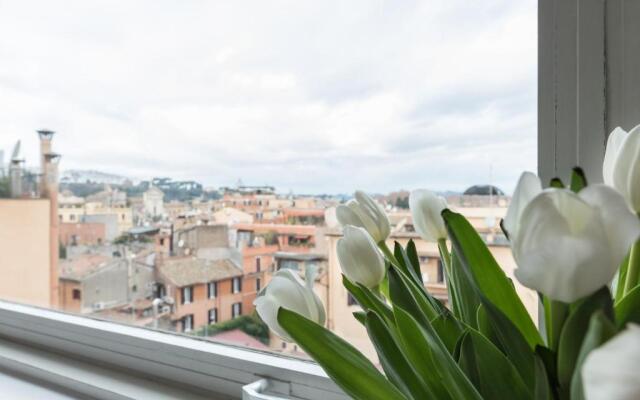 Amazing penthouse with private terrace in Trastevere