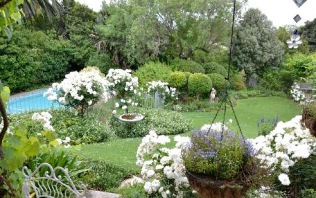 Three Oaks Bed  Breakfast