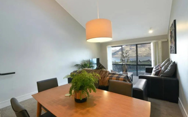 Modern 3 bedroom with stunning postcard views!