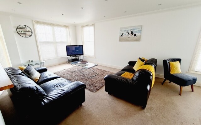 Off the Hook - Luxury Beach Apartment - Sleeps 4