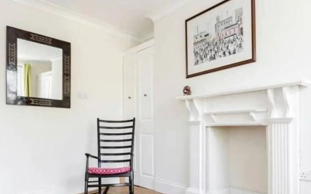 Spacious, Charming 3bd W/Balcony in Kennington