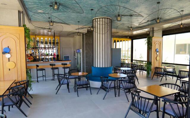 The Peak Hotel & Lounge