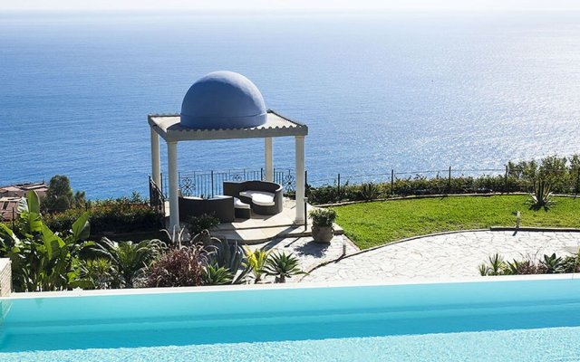 Exclusive Villa With Panoramic Swimming Pool And Jacuzzi, 2 Km From The Sea