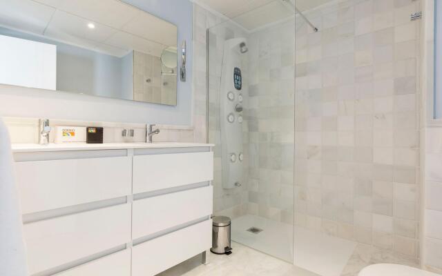 Apartment with spacious roof terrace and sea view