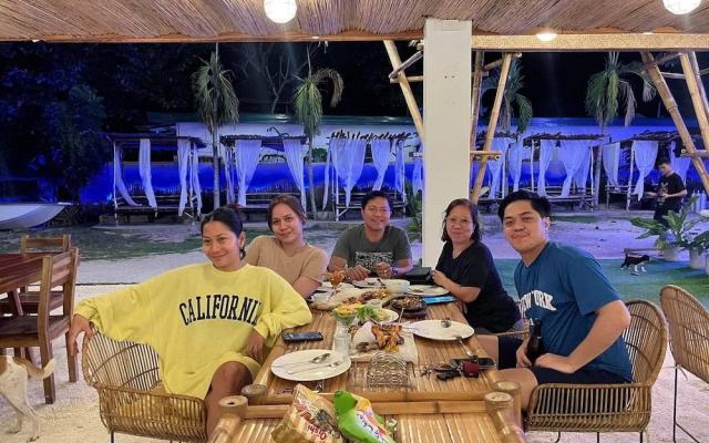 On Board Panglao Beach Hostel and Resort