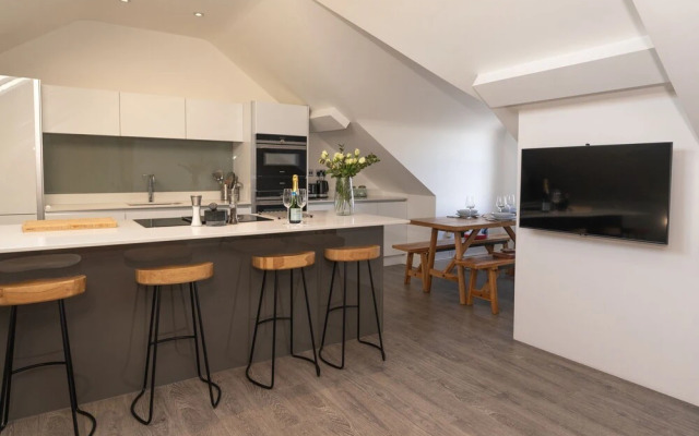 Larkrise, The Penthouse