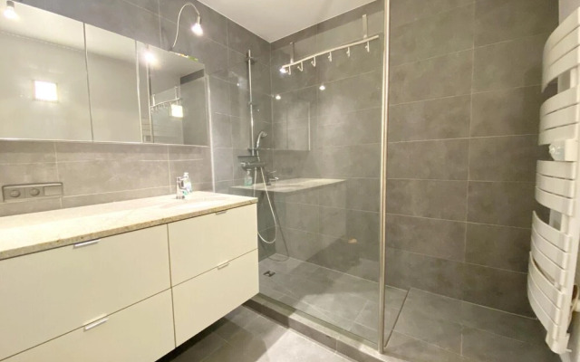 Sea Wall Retreat With Views