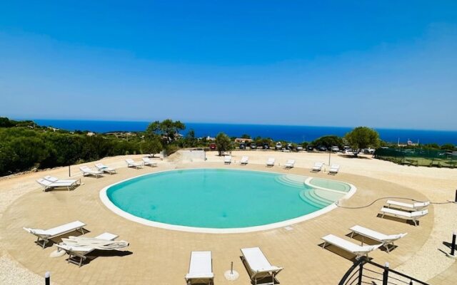Residence with pool in Isola Rossa