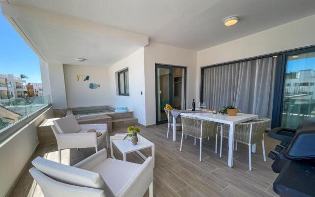 Oceans Views apartment with private jacuzzi, BGSB3