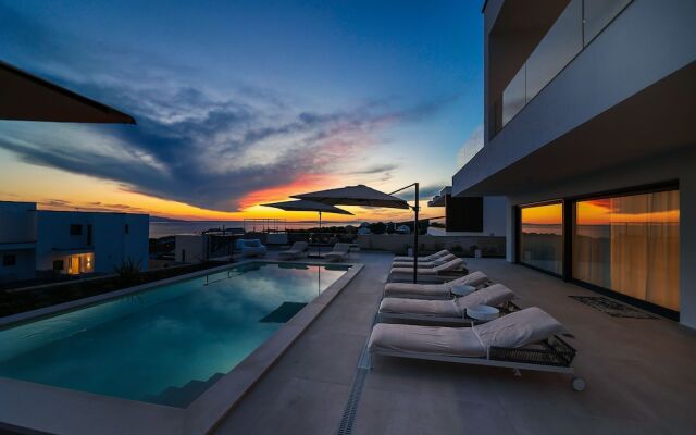 Luxury villa 360 - private heated pool
