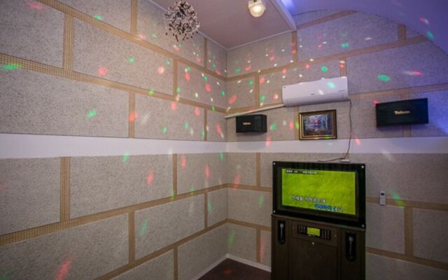 Geumsan Forest White Castle Pension