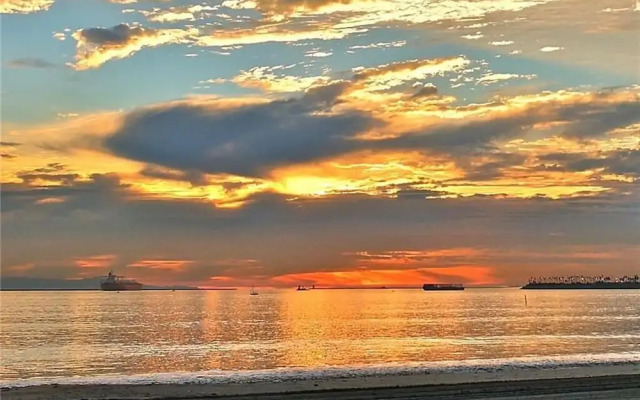 Steps to Beach & Alamitos Bay on LB Peninsula