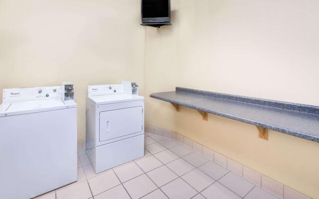 Days Inn & Suites by Wyndham Kalamazoo