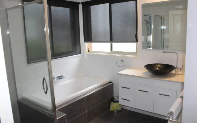 Pacific Heights Holiday Apartments & Munn's Tower House