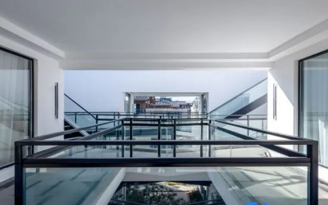 Yueshi · Yunyue Holiday Villa Designer Luxury Resort Hotel (Sunshine on Golden Mountain View Store) – Balcony – Lijiang