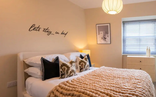 Super Vibrant 2 Bedroom With Parking