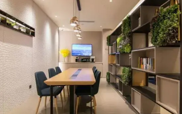 Homeinn Selected Hotel (Nanjing Railway Station North Square Hongshan Forest Zoo Subway Station)
