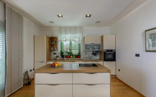 Amazing Pool & Whirlpool Villa Mirna