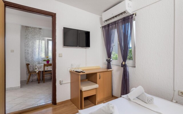 Nice Apartment in Lopar With 1 Bedrooms and Wifi