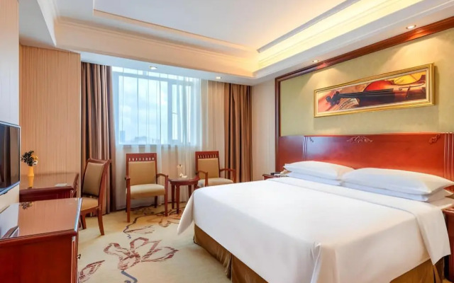 Vienna Hotel (Foshan West Railway Station Airport Branch)