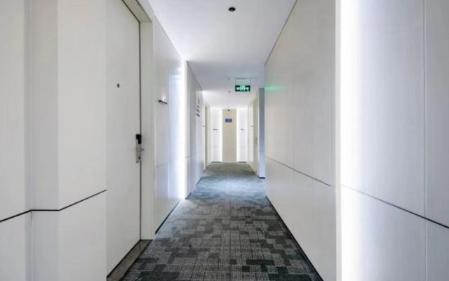 Yiwu Qingtao E-sports Hotel