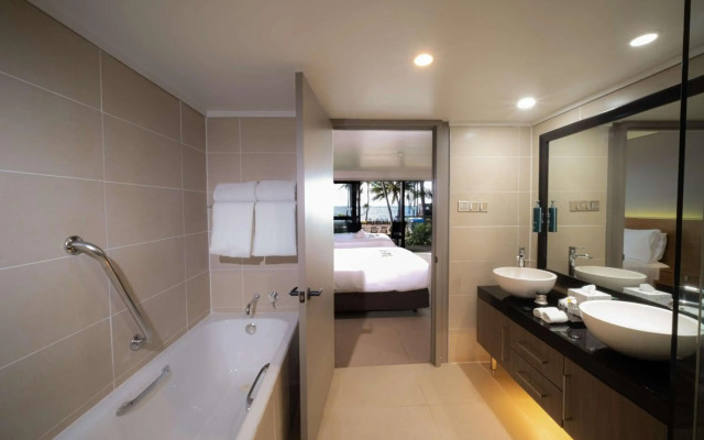 DoubleTree Resort by Hilton Hotel Fiji - Sonaisali Island