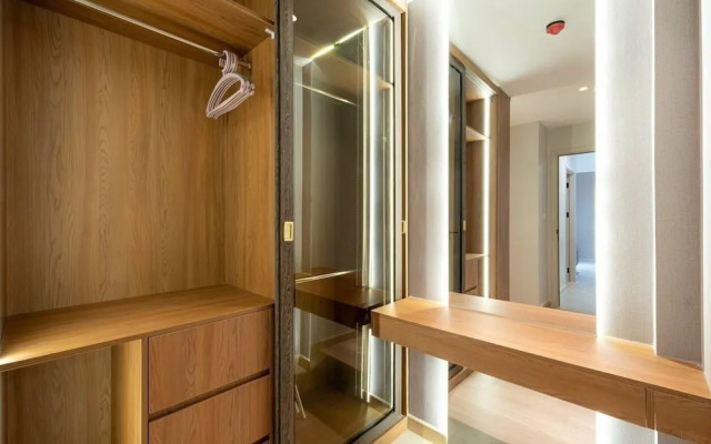Happy Light Apartment in the Cardinal Court