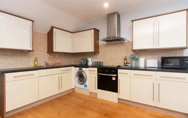 Bright & Chic St John's Hill Duplex