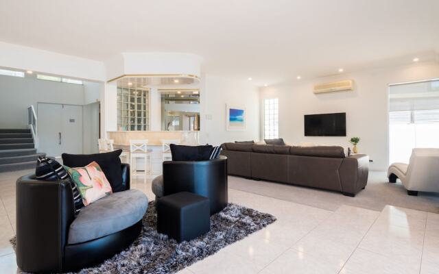 Edgewater on Chevron Waterfront 5 Bedroom Deluxe House Central Surfers