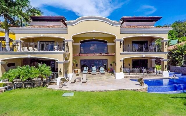 Luxury Beachfront Mansion, Incomparable Setting, Full-time Maid