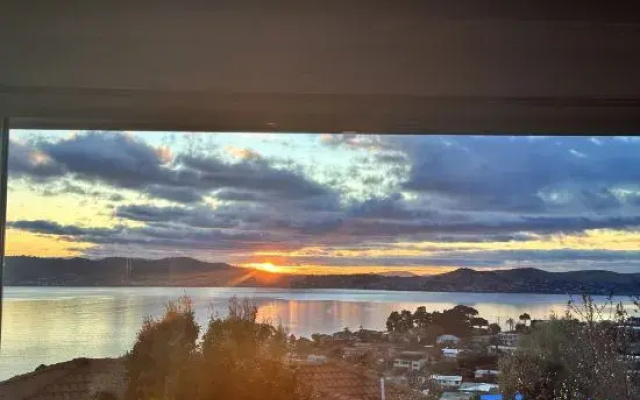 Hobart Bay Sunrise House--Rare Aurora Viewing Opportunities