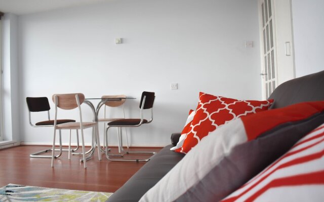 2 Bedroom Flat With Balcony Overlooking the Sea