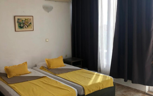 Sunny Varshava Hotel