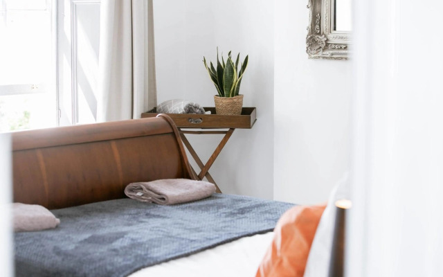 Spacious, Quiet and Central Apartment With Parking