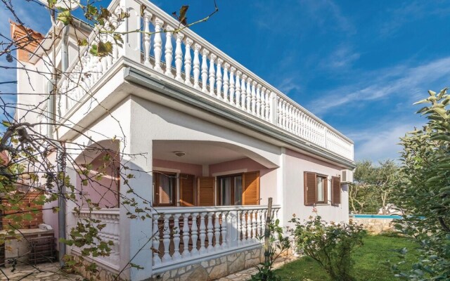 Nice Home in Liznjan With Wifi and 6 Bedrooms