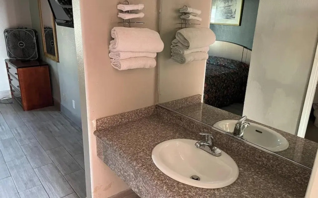 Passport Inn & Suites Corona Hotel