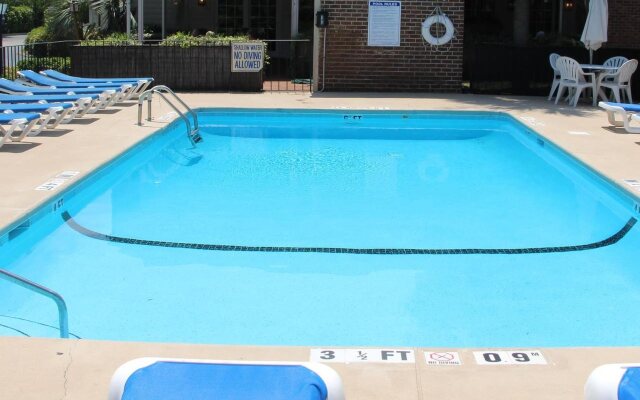 Econo Lodge at the University