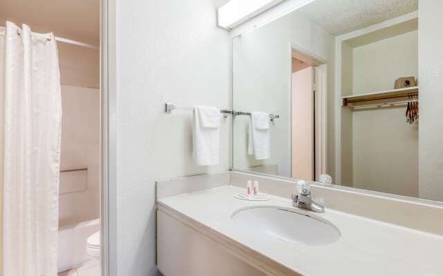 Super 8 by Wyndham Bakersfield/Central