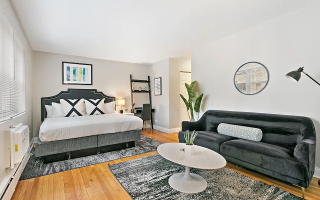 Studio in the Heart of Lakeview