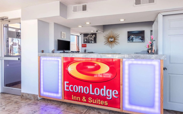 Econo Lodge Inn & Suites