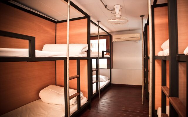 The Arak Bed Bar and Hostel