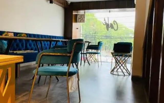 Fabhotel California Heights