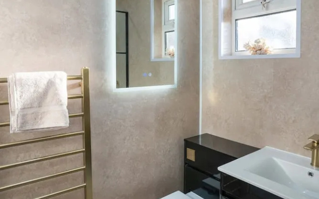 Comfy 3 Bed House - Free Parking