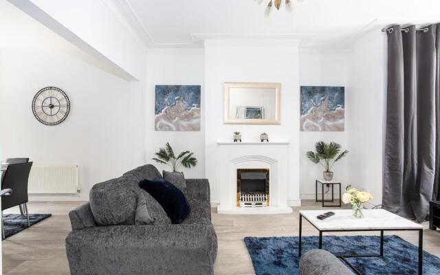 Wenham House - Large House with Hot Tub, Sleeps 11!