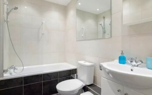 Fresh 2 Bedroom Flat in Victoria - Zone 1