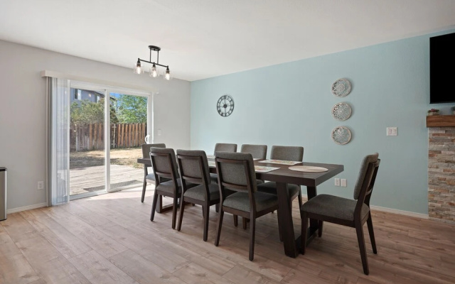 Redmond Rest 4 Bedroom Home by RedAwning