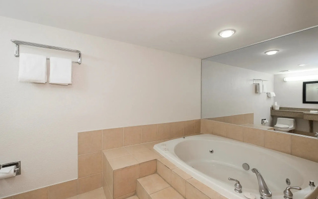 Red Roof Inn & Suites Mt Holly - McGuire AFB