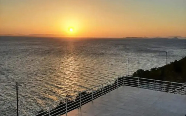 Charming 4-bed Villa in Pefkali